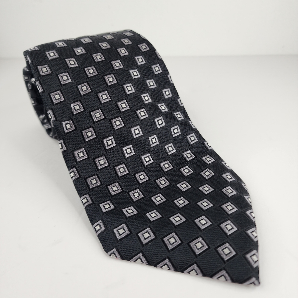 ROUNDTREE & YORKE Black Silk Tie.